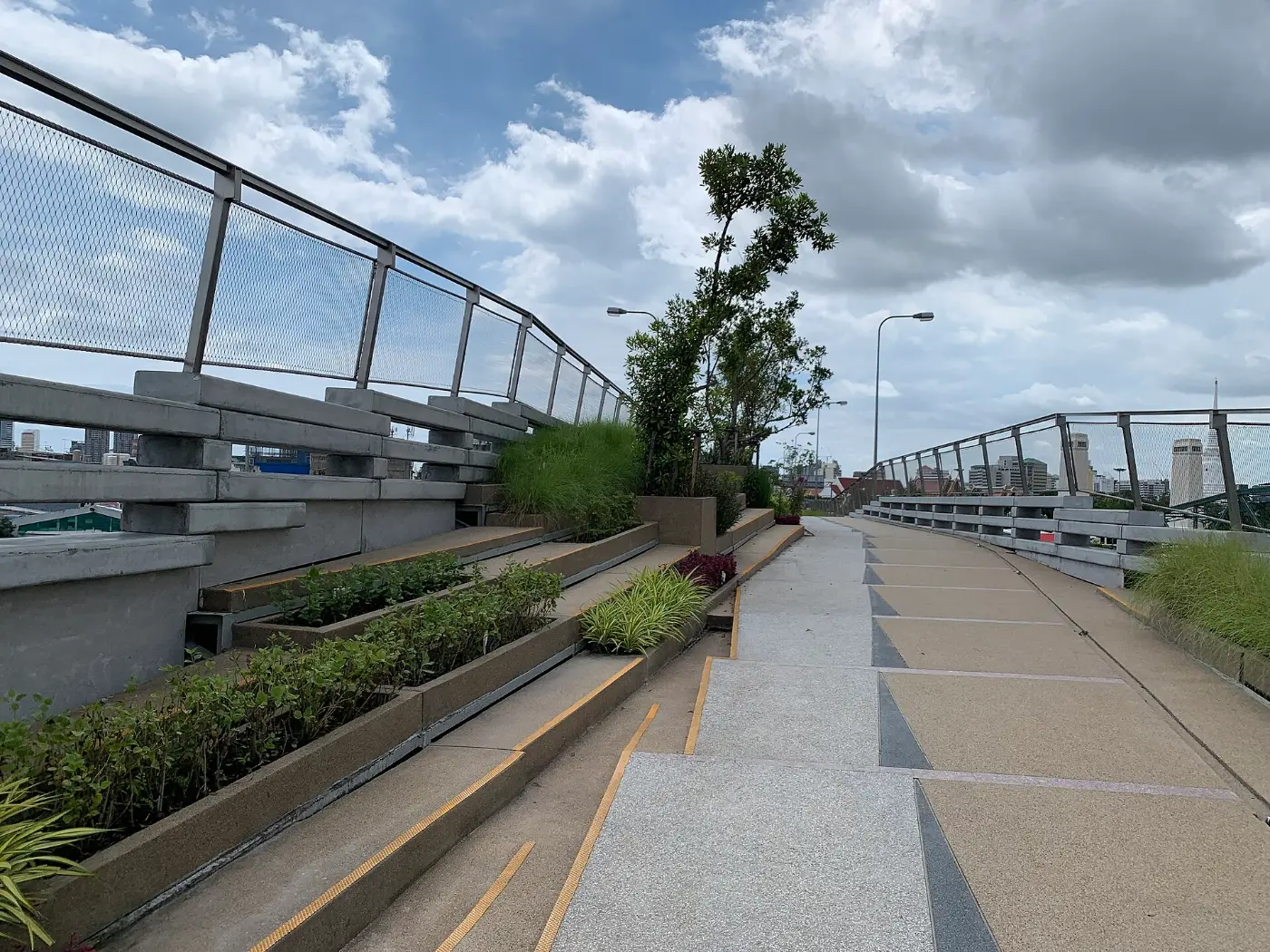 Пешеходный парк Chao Phraya Sky Park на мосту через реку