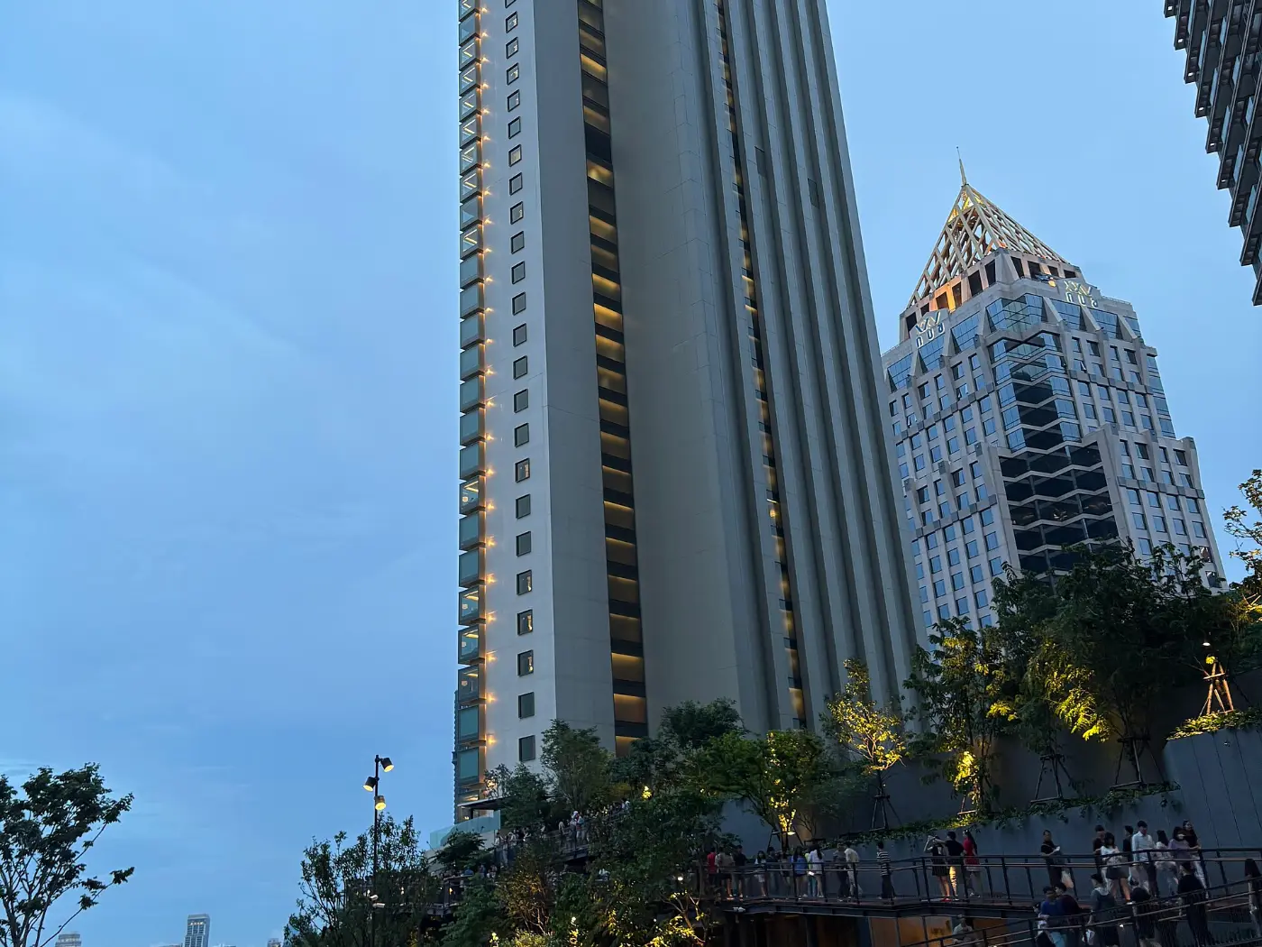 Башня Dusit Central Park с парка на крыше Dusit Arun