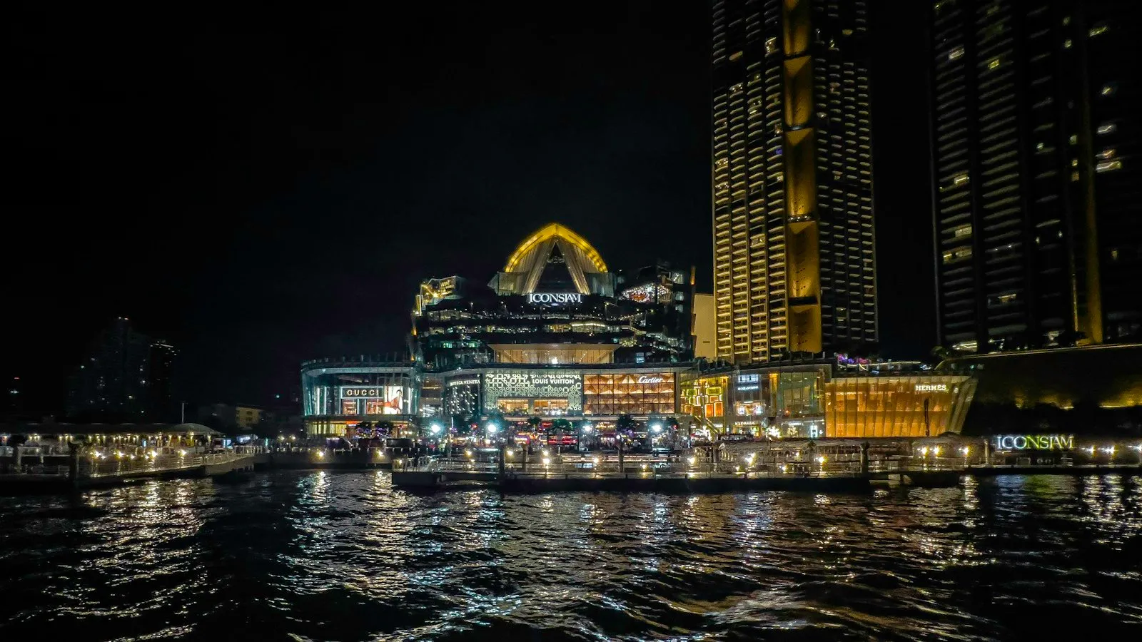 Торговый центр ICONSIAM ночью с реки Чао Прайя