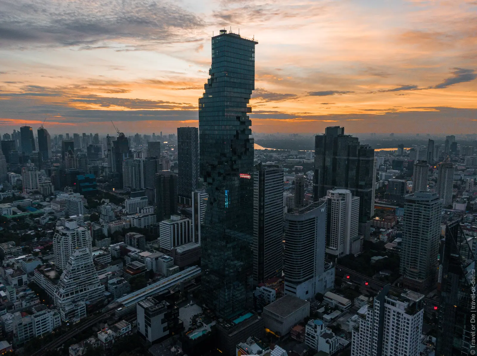 Небоскреб King Power Mahanakhon и станция BTS Chong Nonsi, вид с дрона