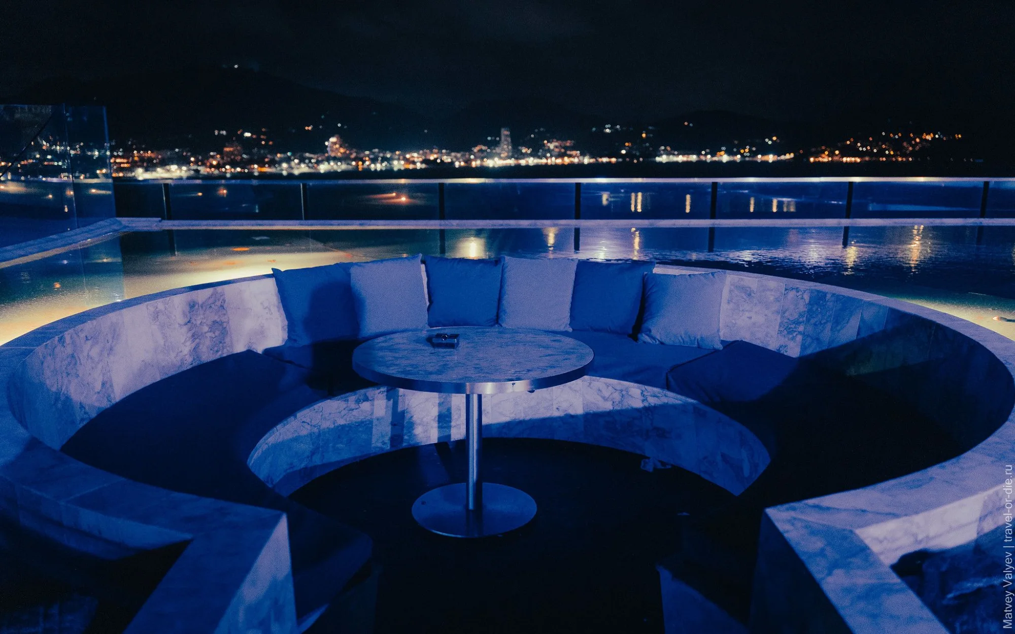 Бар на крыше Malika Sky Bar с видом на Патонг вечером