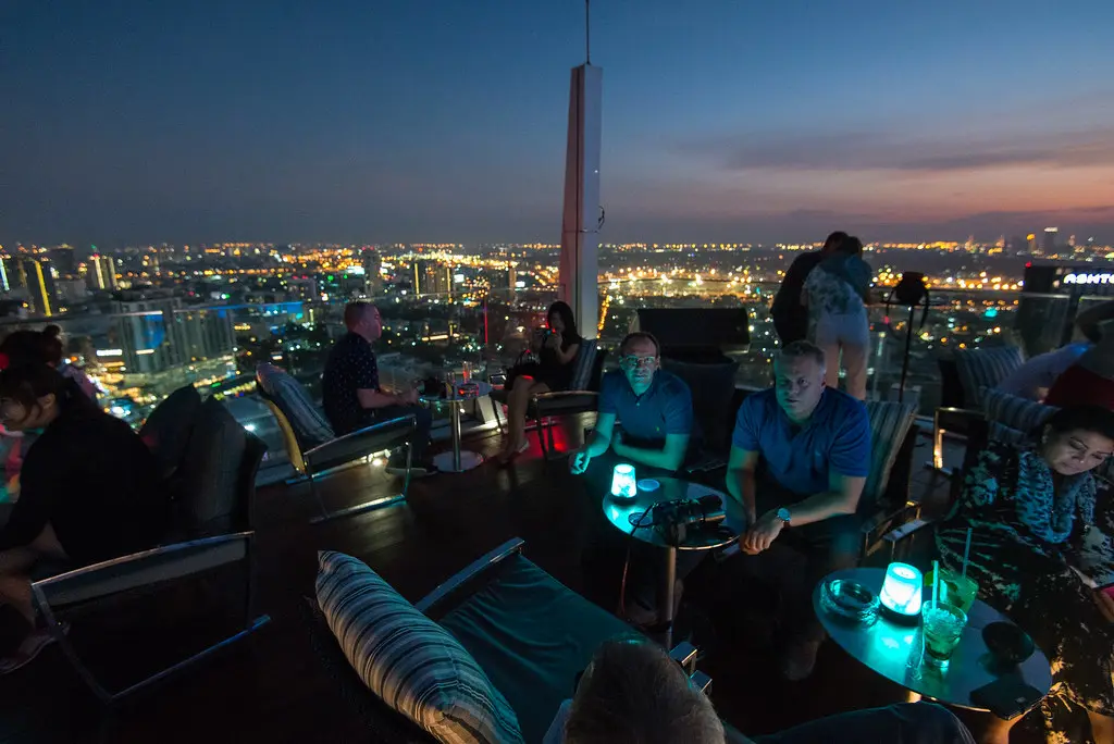 Посетители бара Octave на крыше Marriott Sukhumvit вечером