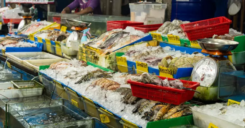 Прилавки с морепродуктами на рыбном рынке Раваи на Пхукете