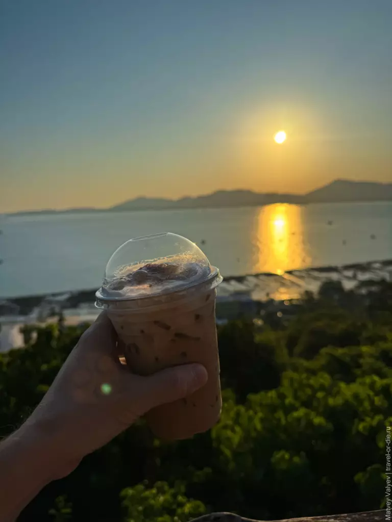 Закат над Чалонгским заливом с террасы Tarzan Sea Side Cafe